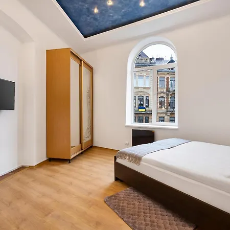 на площі соборній, 17