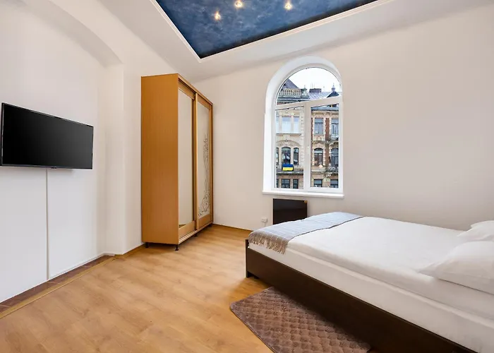 на площі соборній, 17